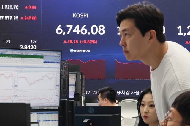 서울 중구 우리은행 본점 딜링룸 현황판에 코스피가 표시돼 있다. 연합뉴스