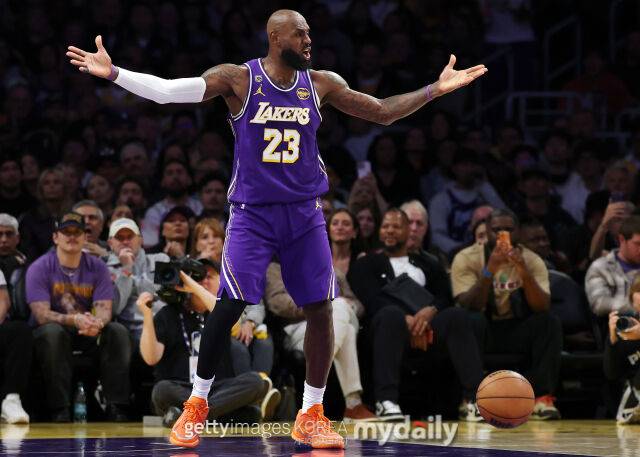 심판 파울 판정에 항의하는 르브론. /게티이미지코리아