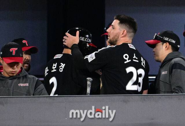 LG 오스틴이 홈을 밟은 문보경을 축하하고 있다 / 수원 = 유진형 기자 zolong@mydaily.co.kr