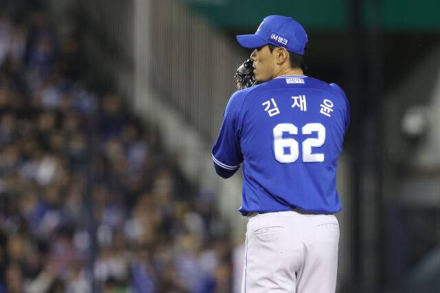 삼성 김재윤이 4월 30일 잠실 두산 베어스전 공을 던지고 있다./삼성 라이온즈 제공