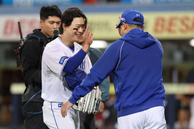 박승규(왼쪽)와 박진만 감독이 5월 1일 대구 한화 이글스전 승리 후 하이파이브를 하고 있다./삼성 라이온즈 제공