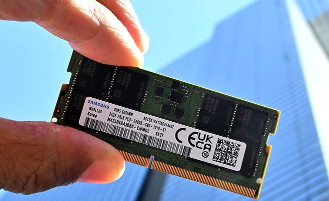 울 서초구 삼성전자 서초사옥을 배경으로 촬영한 노트북용 DDR5 DRAM. 임세준 기자