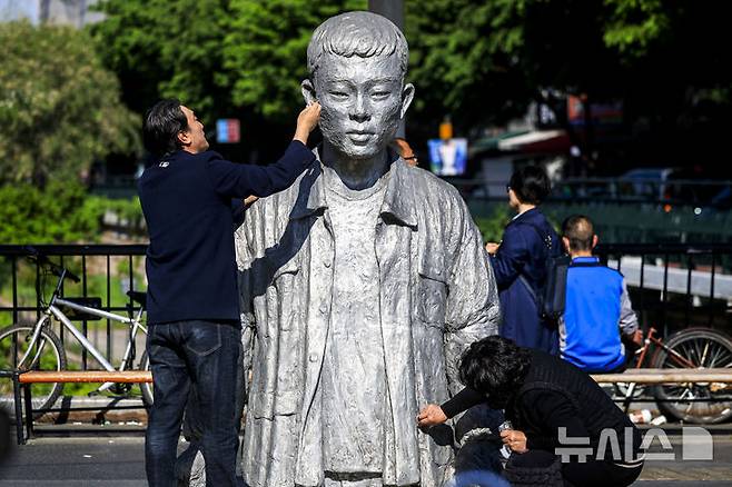 [서울=뉴시스] 정병혁 기자 = 노동절을 하루 앞둔 지난달 30일 서울 종로구 전태일다리를 찾은 시민들이 전태일 동상을 닦고 있다. 2026.04.30. jhope@newsis.com