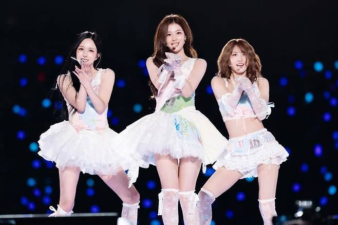 [도쿄=뉴시스] 트와이스 미나, 사나, 모모(미사모) 유닛 국립경기장 공연 모습. (사진 = JYP엔터테인먼트 제공) 2026.04.28. photo@newsis.com *재판매 및 DB 금지