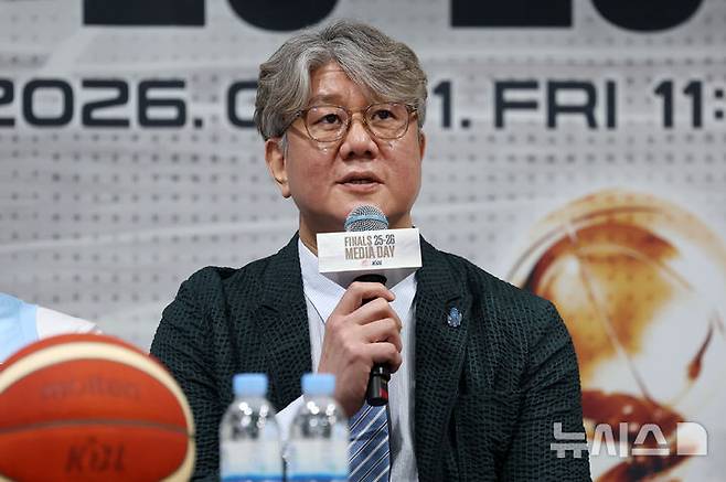 [서울=뉴시스] 조성우 기자 = 손창환 소노 감독이 1일 서울 강남구 KBL센터에서 열린 2025~2026시즌 LG전자 프로농구 챔피언결정전 미디어데이에서 출사표를 밝히고 있다. 2026.05.01. xconfind@newsis.com