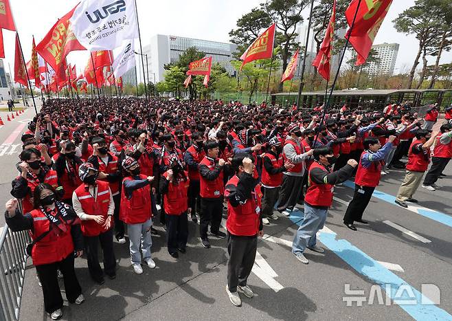 [인천=뉴시스] 홍효식 기자 = 삼성바이오로직스 상생노동조합 조합원들이 지난 22일 인천 연수구 삼성바이오로직스 송도 사업장 앞에서 열린 투쟁 결의대회에서 임금인상 등을 요구하며 투쟁을 외치고 있다.  2026.04.22. photo@newsis.com