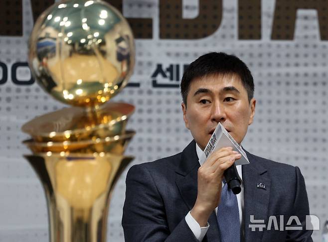 [서울=뉴시스] 조성우 기자 = 이상민 KCC 감독이 1일 서울 강남구 KBL센터에서 열린 2025~2026시즌 LG전자 프로농구 챔피언결정전 미디어데이에서 출사표를 밝히고 있다. 2026.05.01. xconfind@newsis.com