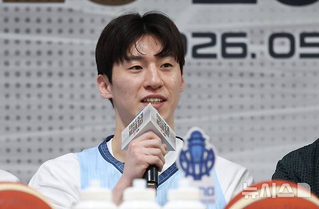[서울=뉴시스] 조성우 기자 = 소노 이정현이 1일 강남구 KBL센터에서 열린 2025~2026시즌 LG전자 프로농구 챔피언결정전 미디어데이에서 출사표를 밝히고 있다. 2026.05.01. xconfind@newsis.com