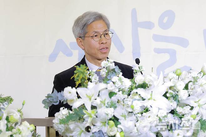 [서울=뉴시스] 이영환 기자 = 권영국 정의당 대표가 10일 서울 영등포구 한국노총 웨딩여율리에서 열린 '한국노총 창립 제80주년 기념식 및 후원의 날'에 참석해 축사를 하고 있다. (공동취재) 2026.03.10. photo@newsis.com