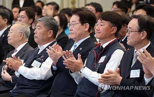 노동절 기념식 참석한 이재명 대통령 (서울=연합뉴스) 김도훈 기자 = 이재명 대통령이 1일 청와대 영빈관에서 열린 노동절 기념식에서 양대 노총 위원장을 비롯한 참석자들과 박수치고 있다.     청와대가 노동절 기념식을 개최한 것은 사상 처음이며, 양대 노총이 노동절 행사를 함께하는 것도 이번이 처음이다.      왼쪽부터 손경식 한국경영자총협회장, 김동명 한국노총 위원장, 이재명 대통령, 양경수 민주노총 위원장, 송치영 소상공인연합회장. 2026.5.1 superdoo82@yna.co.kr