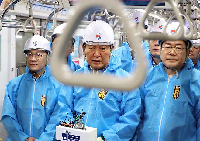 더불어민주당 정청래 대표가 24일 인천 계양구 지하철 귤현 차량기지에서 환경 정비 체험을 한 뒤 취재진 질문에 답하고 있다. 정 대표 왼쪽은 인천 계양을 국회의원 보궐선거에 전략 공천된 김남준 전 청와대 대변인, 오른쪽은 박찬대 인천시장 후보. 연합뉴스