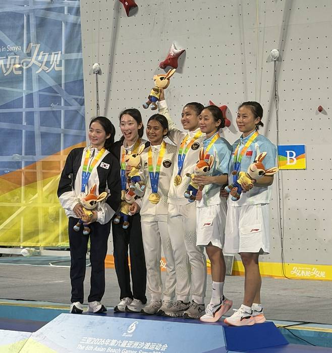 사진 왼쪽부터 스피드 릴레이 2위 성한아름과 정지민, 1위 인도네시아, 3위 중국. 대한산악연맹 제공