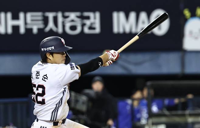30일 서울 잠실야구장에서 열린 2026 프로야구 KBO리그 삼성 라이온즈와 두산 베어스의 경기. 8회말 2사 만루 두산 박준순이 3타점 적시타를 치고 있다. 연합뉴스