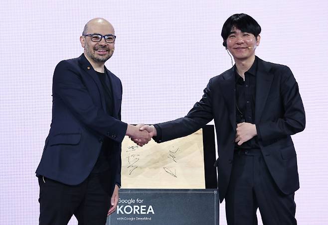 데미스 허사비스 구글 딥마인드 최고경영자(CEO)와 이세돌 사범 겸 UNIST 특임교수가 지난달 29일 서울 중구 웨스틴 조선호텔에서 열린 구글 포 코리아 2026에서 바둑판에 서명 후 기념촬영을 하고 있다. 연합뉴스