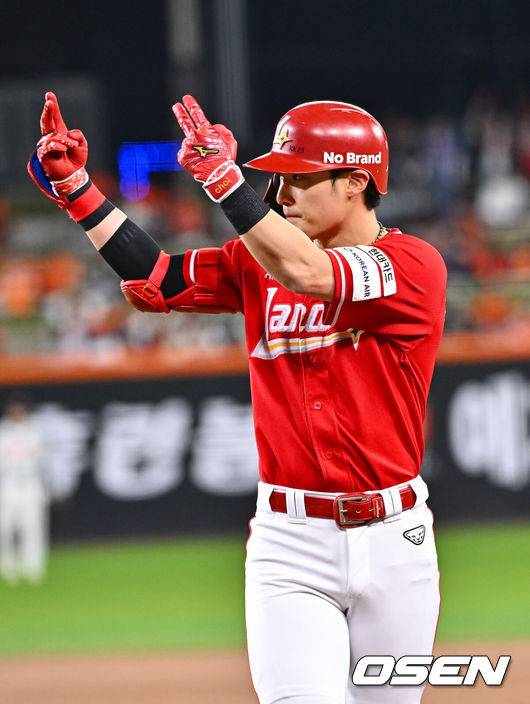 [OSEN=대전, 박준형 기자] 30일 오후 대전 한화생명볼파크에서 2026 신한 SOL KBO리그 한화 이글스와 SSG 랜더스의 경기가 진행됐다. 이날 경기 한화는 류현진을, SSG는 김건우를 선발투수로 내세웠다.6회초 2사 만루 SSG 최지훈이 2타점 적시타를 날리고 세리머니를 하고 있다.     2026.04.30 / soul1014@osen.co.kr