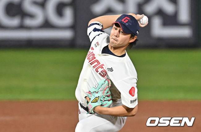 [OSEN=부산, 이석우 기자] 30일 부산 사직야구장에서 2026 신한 SOL KBO 리그 롯데 자이언츠와 키움 히어로즈의 경기가 열렸다. 홈팀 롯데는 비슬리가, 방문팀 키움은 배동현이 선발 출전했다.롯데 자이언츠 정철원이 역투하고 있다. 2026.04.30 / foto0307@osen.co.kr