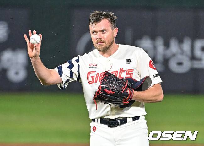[OSEN=부산, 이석우 기자] 30일 부산 사직야구장에서 2026 신한 SOL KBO 리그 롯데 자이언츠와 키움 히어로즈의 경기가 열렸다. 홈팀 롯데는 비슬리가, 방문팀 키움은 배동현이 선발 출전했다.롯데 자이언츠 선발 투수 비슬리가 6회초 2사 2루 키움 히어로즈 임병욱 타석때 보크가 선언되자 주심을 바라보고 있다. 2026.04.30 / foto0307@osen.co.kr