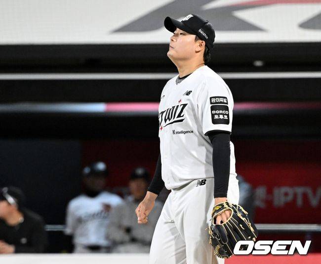 [OSEN=수원, 이대선 기자] 30일 수원 KT위즈파크에서 2026 신한 SOL KBO리그 KT 위즈와 LG 트윈스의 경기가 열렸다.이날 KT는 보쉴리, LG는 임찬규를 선발로 내세웠다.8회초 2사 1,2루에서 KT 한승혁이 LG 박해민에게 좌전 적시타를 허용하고 아쉬워하고 있다. 2026.04.30 /sunday@osen.co.kr