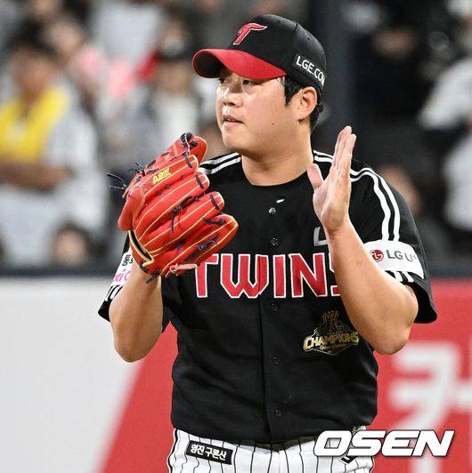 [OSEN=수원, 이대선 기자] LG는 30일 수원 KT위즈파크에서 열린 2026 신한 SOL KBO리그 KT 위즈와 경기에서 6-5 재역전승을 거뒀다.이날 승리로 LG는 3연패에서 탈출, 17승 10패를 기록했다. 반면 KT는 4연승에 실패했다.경기 종료 후 LG 함덕주가 박수를 치고 있다. 2026.04.30 /sunday@osen.co.kr