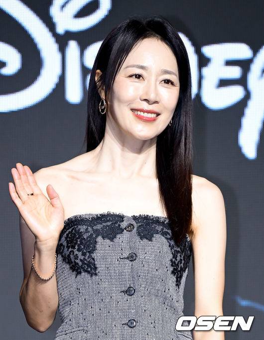 [OSEN=조은정 기자]디즈니+의 오리지널 시리즈 '골드랜드' 제작발표회가 27일 서울 영등포구 콘래드 서울 호텔에서 열렸다.‘골드랜드’는 밀수 조직의 1500억 금괴를 손에 넣은 ‘희주(박보영 분)’가 탐욕과 배신이 뒤엉킨 아수라장 속에서 금을 독차지하기 위해 사투를 벌이는 ‘금빛 욕망 생존 스릴러’다. 오는 29일 공개된다.배우 문정희가 포즈를 취하고 있다. 2026.04.27 /cej@osen.co.kr