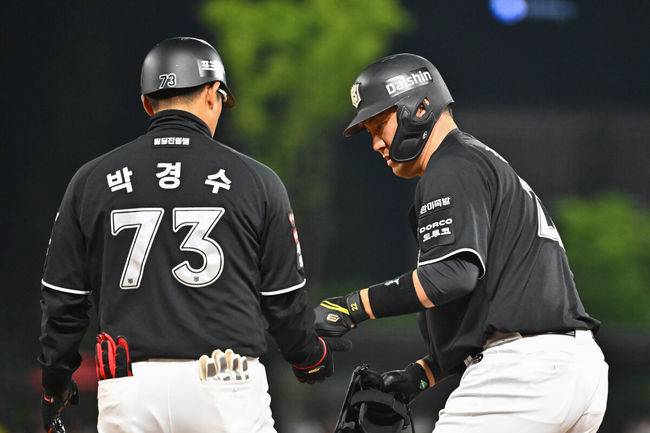 [OSEN=광주, 박준형 기자] 1일 오후 광주 북구 광주기아챔피언스필드에서 2026 신한 SOL KBO리그 KIA 타이거즈와 KT 위즈의 경기가 진행됐다.이날 KIA는 양현종을, KT는 고영표를 선발투수로 내세웠다.9회초 1사 1,2루 KT 장성우가 재역전 1타점 적시타를 날리고 있다.        2026.05.01 / soul1014@osen.co.kr