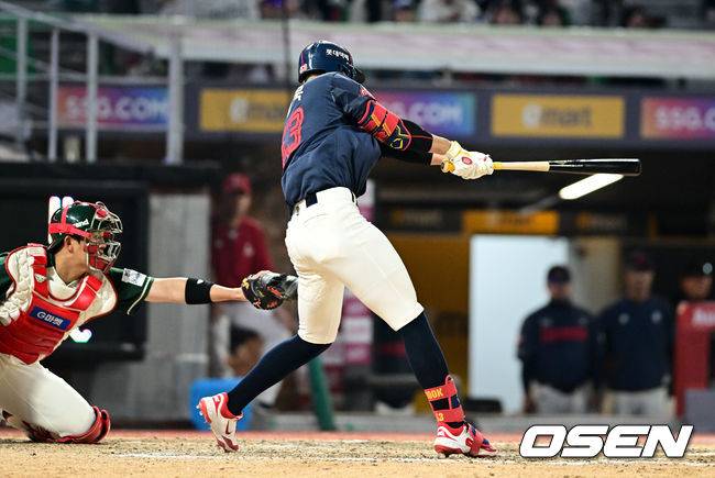 [OSEN=인천, 조은정 기자]1일 오후 인천 문학동 SSG랜더스필드에서 ‘2026 신한 SOL BANK KBO리그’ SSG 랜더스와 롯데 자이언츠의 경기가 진행됐다. 연장 10회초 2사 1,3루에서 롯데 박승욱이 2타점 적시 2루타를 날리고 있다. 2026.05.01 /cej@osen.co.kr