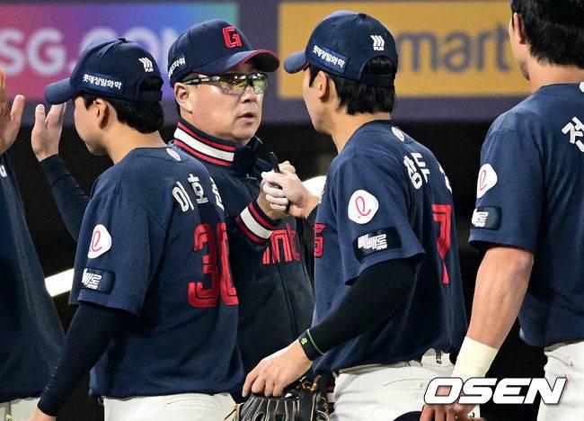 [OSEN=인천, 조은정 기자]프로야구 롯데 자이언츠가 먼저 웃었다. 롯데는 1일 인천SSG랜더스필드에서 열린2026 신한 SOL KBO리그 SSG 랜더스와 원정 경기에서 연장 10회 승부 끝에 10-7 승리를 거뒀다.&nbsp;롯데 김태형 감독이 장두성과 승리를 기뻐하고 있다. 2026.05.01 /cej@osen.co.kr