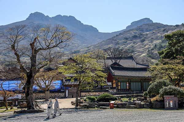 대흥사에서 본 두륜산.