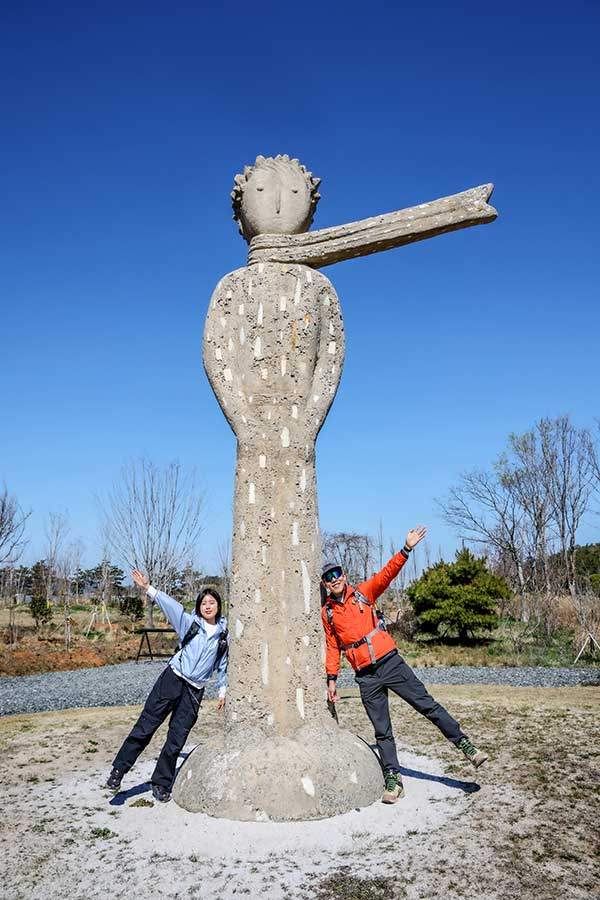 시선을 사로잡는 인상적인 대형 예술 작품이 자연과 조화를 이룬 산이정원