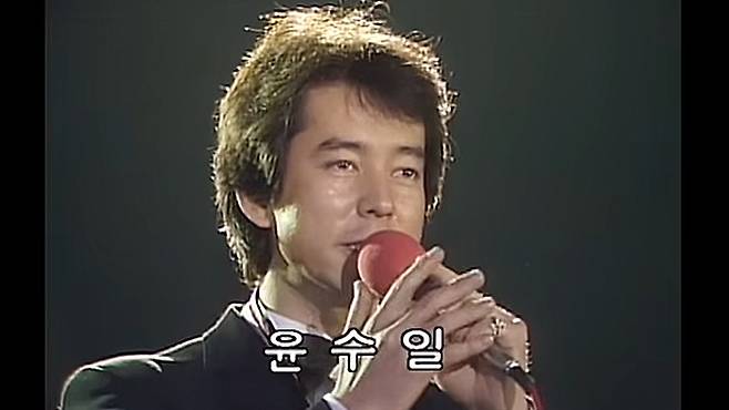 1982년 ‘아파트’ 신드롬의 시작. 세련된 마스크와 정갈한 수트 차림의 윤수일은 당대 대중음악계에 신선한 충격을 안겼다. KBS ‘가요톱텐’ 방송화면