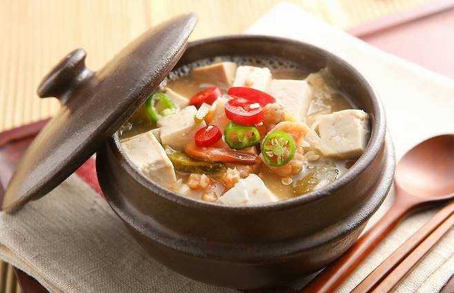 두부가 들어간 된장찌개. 두부는 찌개·부침 등 다양한 요리에 활용되는 식품이다. 사진=게티이미지뱅크