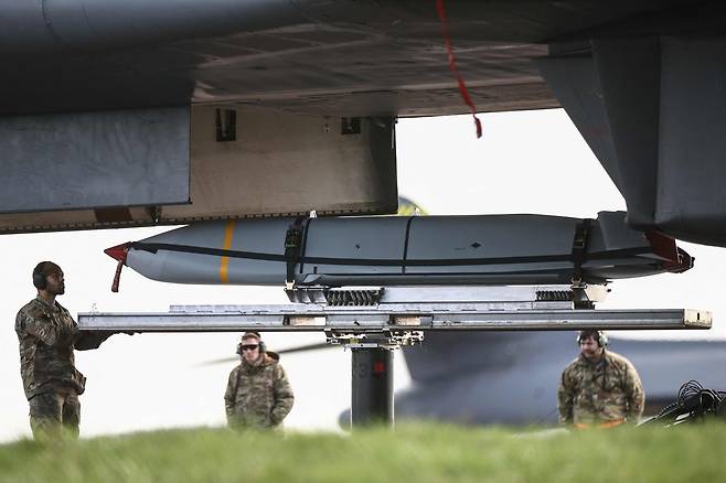 미 공군 지상요원들이 재즘(JASSM) 장거리 공대지미사일을 B-1B 폭격기에 탑재하고 있다. 세계일보 자료사진