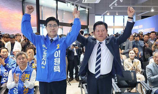 더불어민주당 정청래 대표(오른쪽)와 이원택 전북지사 후보가 1일 전북 전주시 중화산동 이 지사 후보 선거사무소 개소식에서 손을 맞잡고 승리를 다짐하고 있다. 연합뉴스