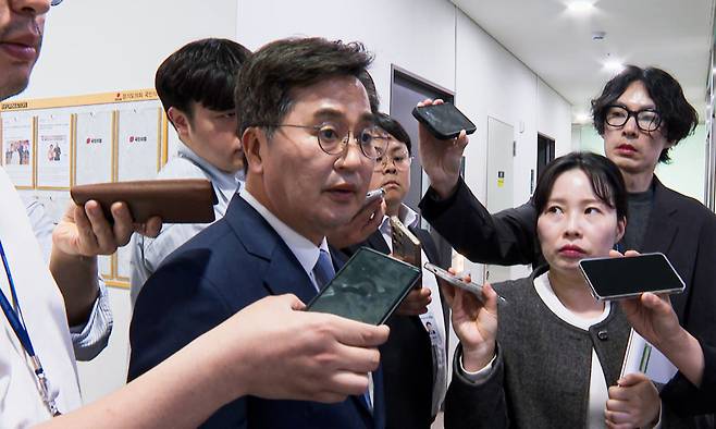 지난달 30일 오후 김동연 경기지사가 도의회 관계자들과 1회 추경안 처리를 촉구하는 면담을 마치고 기자회견을 하고 있다. 경기도 제공