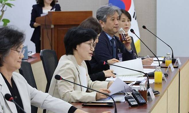 원민경 성평등가족부 장관이 지난 4월 30일 서울 종로구 정부서울청사에서 열린 형사미성년자(촉법소년) 연령 사회적 대화 협의체 4차 회의에서 발언하고 있다. 연합뉴스