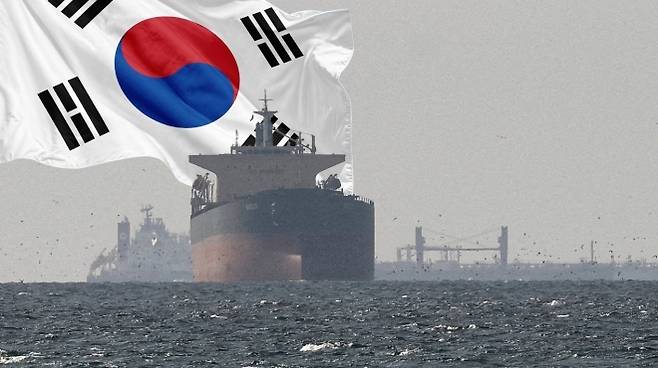 2026년 4월 11일 이란과 미국이 봉쇄하고 있는 호르무즈 해협 인근의 페르시아만에서 대기하고 있는 한 화물선. 로이터 연합뉴스