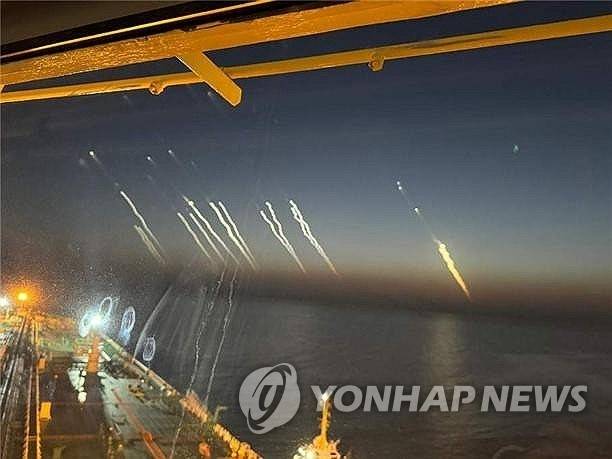 호르무즈 해협을 항해 중인 한국 선박의 선원이 직접 촬영한 미사일 발사 장면. 전국해상선원노동조합연맹 제공 연합뉴스