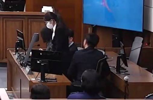 도이치모터스 주가조작과 통일교 금품수수 의혹 등의 혐의로 재판에 넘겨진 김건희 여사가 지난달 28일 서울 서초구 서울고등법원에서 열린 항소심에서 자리에서 일어나 주문을 듣고 있다. 사진제공=서울고법