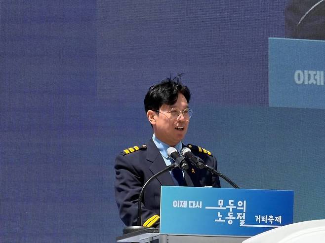 김영훈 고용노동부 장관이 1일 서울 청계천 일대에서 열린 ‘모두의 노동절 거리축제’에서 개회를 선언하고 있다. 사진제공=노동부