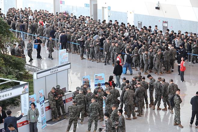 4월28일 전역을 앞둔 장병 1만5000명이 경기 고양시 킨텍스에서 개최된 '2026 국군장병 취업박람회'에 운집한 모습