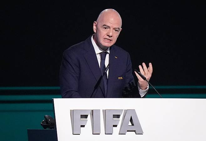 잔니 인판티노 FIFA 회장이 30일 캐나다 브리티시컬럼비아주 밴쿠버에서 열린 제76회 FIFA 총회에서 연설하고 있다. AP 연합뉴스