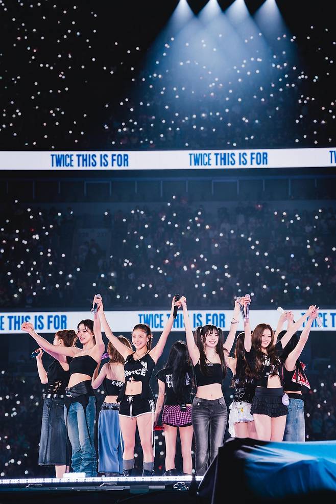 공연을 펼치고 있는 그룹 트와이스. JYP엔터테인먼트 제공