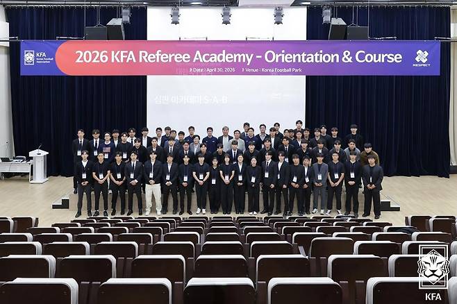KFA 심판 아카데미 교육 참석자들이 30일 교육 후 기념촬영하고 있다. KFA 제공