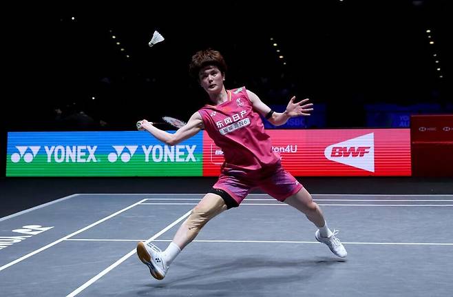 ▲ '안세영 라이벌' 왕즈이가 1단식 주자로 나서 기선 제압 임무를 맡았다. 역할을 120% 수행했다. 카루파테반 레샤나를 47분 만에 2-0으로 가볍게 돌려세웠다. 예의 날카로운 대각 스매시와 드롭샷, 올 시즌 부쩍 향상한 지구력을 앞세워 말레이시아 에이스 추격을 뿌리쳤다. ⓒ 중국 '광명일보'