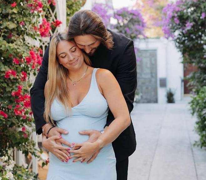 ▲ 와이스 부부는 첫 아이의 출산이 임박했고, 와이스는 경조 휴가를 받아 첫 아이의 탄생을 지켜볼 전망이다 ⓒ헤일리 브룩 SNS