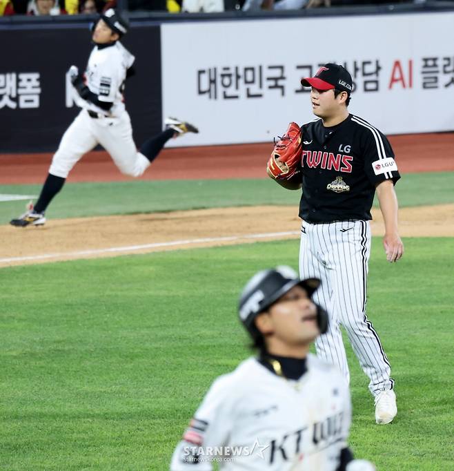 LG  마무리 함덕주가 30일 수원KT위즈파크에서 열린 2026KBO리그 LG트윈스와  KT위즈 경기 9회말 마지막 타자 김상수를 외야플라이로 잡아내며 승리를 지켜내고 있다. 2026.04.30 /사진=강영조 선임기자