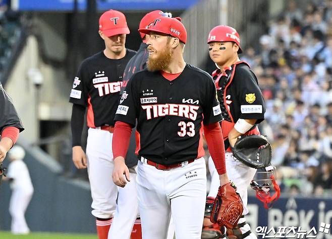 18일 오후 서울 송파구 잠실야구장에서 열린 '2026 신한 SOL Bank KBO리그' KIA 타이거즈와 두산 베어스의 경기, 7회말 1사 2루 KIA 올러가 마운드를 내려오고 있다. 엑스포츠뉴스 DB
