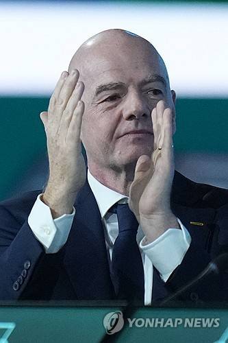 잔니 인판티노 국제축구연맹(FIFA) 회장이 내년 열리는 회장 선거에 출마하겠다는 뜻을 밝혔다. 임기 기간이 4년인 FIFA 회장직은 연임 횟수에 제한이 없다가 2016년 합산 임기를 최대 12년으로 제한했지만, 중도 부임한 인판티노 회장의 첫 재임 기간 3년 반은 임기에 포함되지 않기 때문에 한 차례 더 출마할 수 있는 상황이다. 사진 연합뉴스