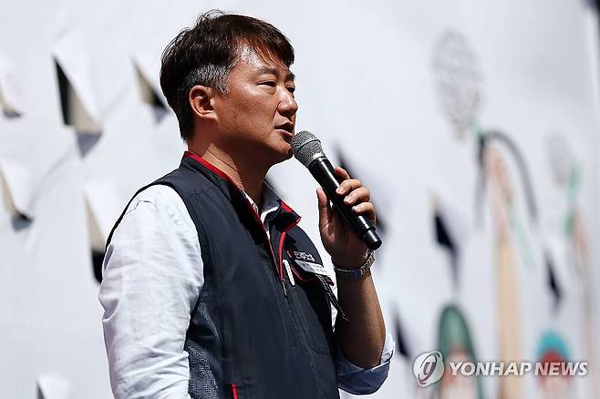 4.23 민주노총 결의대회 (서울=연합뉴스) 윤동진 기자 = 양경수 민주노총 위원장이 23일 서울 숭례문 앞에서 열린 4.23 민주노총 결의대회에서 발언하고 있다. 2026.4.23 mon@yna.co.kr