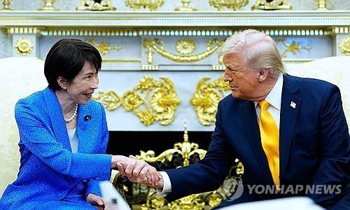 손 맞잡은 미일 정상 [AP 연합뉴스 자료사진. 재판매 및 DB금지]